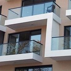Стъклени парапети с горен монтаж