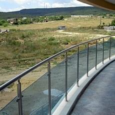 Иноксови парапети със стъкло